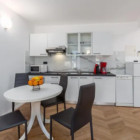 Mima In Mit Garten In Strandnaehe Apartamento Poreč